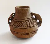 Wi Taepa, Earthenware handled vase, with incised geometric decoration