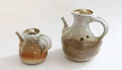 Andrew van der Putten, Two stoneware lidded teapots, with shino glaze