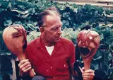 Photographer Unknown, Portrait of Theo Schoon in the garden with two gourds