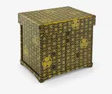 Japanese lacquer cabinet, Meiji period (1868-1912), raised on four bracket feet, with overhanging cover and five drawers, decorated in gold hiramaki-eand tamaki-e