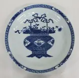 Large Chinese blue and white plate, probably Kangxi period (1662-1722), painted to the centre with a basket of flowers