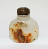 Chinese Suzhou-style agate snuff bottle, late 18th/early 19th century, finely carved following the natural colour of the stone with a scholar and young attendant with a bat