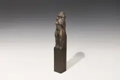 Alfred Hrdlicka, Stele mit weiblicher Figur, bronze