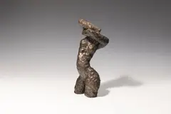 Ulrike Truger, Frau mit erhobenen Armen, 1977, bronze
