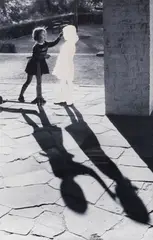 Hans-Peter Feldmann, Zwei Mädchen mit Schatten, 1999, Gelatinesilberabzug