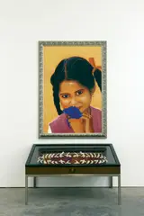 Reena Saini Kallat, Penumbra Passage (Canine Cases), 2-tlg, 2006, Acrylic on canvas. Display case with 32 fibergl...