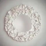 Louise Frydman, Coeur d‘Automne V, 2022, object (porcelain on wooden frame with special finishing, mirror)