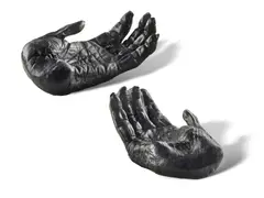 Lisa Roet, Chimpanzee Hands 2005, 2005, bronze (2)