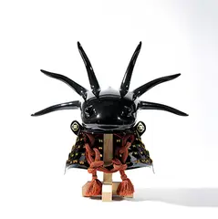 Yuki Inoue, The Helmet of Salamander’s Hape, 2016, FRP, iron, paint, braiding