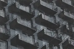 Emma Stibbon, Balconies, 2009, Kreide auf schwarz grundierter Holzfaserplatte