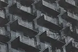 Emma Stibbon, Balconies, 2009, Kreide auf schwarz grundierter Holzfaserplatte