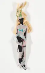 Hoda Tawakol, Figurine #27, 2012, Plastikpuppe, Synthetikgewebe und Garn