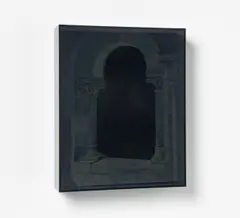 Peter Buechler, Ohne Titel (Bogenfenster Abtei Orval), 2010, Objet trouvé/Öl auf Spanholzplatte hinter Plexiglas