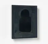 Peter Buechler, Ohne Titel (Bogenfenster Abtei Orval), 2010, Objet trouvé/Öl auf Spanholzplatte hinter Plexiglas