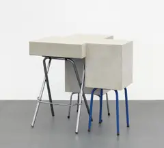 Benjamin Appel, "Das Zimmer in die Ecke stellen", 2016, Beton (Hohlkörper), zwei Hocker, Klappstuhl
