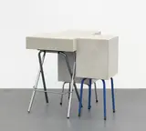 Benjamin Appel, "Das Zimmer in die Ecke stellen", 2016, Beton (Hohlkörper), zwei Hocker, Klappstuhl