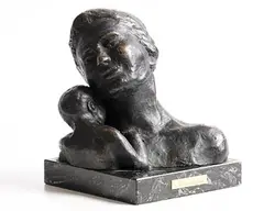 Maternidad by Cynthia Moran Killeavy, bronze on marble base, offered Jan 2020