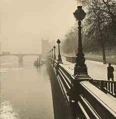 Wolfgang Suschitzky, Embankment, London, 1947, gelatin silver print