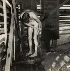 George Platt Lynes, Jonathan Tichenor, Fire Island, vers 1948, tirage argentique; annoté d'une signature 'J.T. by GPL' au crayon et avec cachet de 'Collection of Jon Anderson' (au revers)