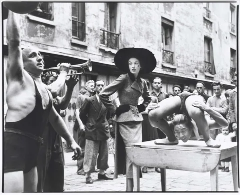 Richard Avedon, Elise Daniels with Street Performers, 1948, gelatin silver print