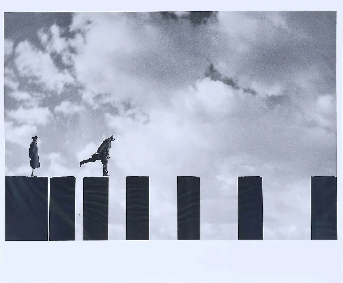 Gilbert Garcin, L'Ambitieux, Driven ambition, 2003, gelatin silver print
