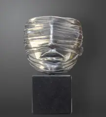 Igor Mitoraj, Twarz zawoalowana, 1977, metal srebrzony, czarny marmur
