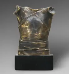 Igor Mitoraj, Pancerz (Cuirasse II), 1986, brąz, kamień