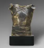 Igor Mitoraj, Pancerz (Cuirasse II), 1986, brąz, kamień