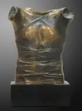 Igor Mitoraj, Pancerz (Cuirasse II), 1986, brąz, kamień
