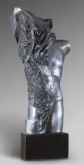 Sylwia Caban, Szata, 2020, aluminium patynowane, czarny granit