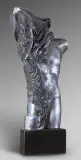 Sylwia Caban, Szata, 2020, aluminium patynowane, czarny granit