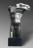 Sylwia Caban, Wojownik, 2020, aluminium patynowane, czarny granit