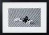 Zbigniew Libera, BICIE, Z TEKI „ALBUM DES KZL LEGO”, fotografia czarno-biała