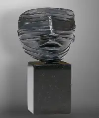 Igor Mitoraj, MASKA, brąz, kamień