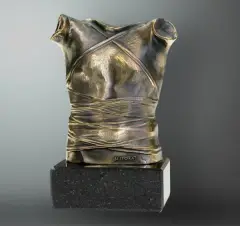 Igor Mitoraj, PANCERZ II (CUIRASSE II), 1986, brąz, kamień