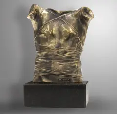 Igor Mitoraj, PANCERZ II (CUIRASSE II), 1986, brąz polerowany, podstawa: kamień