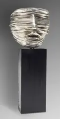 Igor Mitoraj, GŁOWA W DRAPERII, metal srebrzony, podstawa drewniana