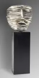 Igor Mitoraj, GŁOWA W DRAPERII, metal srebrzony, podstawa drewniana