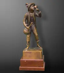 Karl P. Kowalczewski, CHŁOPIEC PIJĄCY WINO, brąz patynowany, marmur