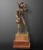 Karl P. Kowalczewski, CHŁOPIEC PIJĄCY WINO, brąz patynowany, marmur