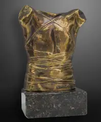 Igor Mitoraj, Pancerz, 1986, brąz polerowany, podstawa: kamień