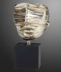Igor Mitoraj, Głowa w draperii, metal srebrzony, podstawa drewniana