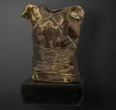 Igor Mitoraj, Pancerz, 1978, brąz, kamień