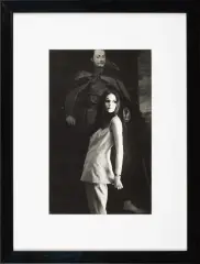 Tadeusz Rolke, Dziewczyna na tle obrazu, lata 60., fotografia czarno-biała, papier