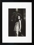 Tadeusz Rolke, Dziewczyna na tle obrazu, lata 60., fotografia czarno-biała, papier