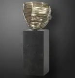 Igor Mitoraj, Głowa w draperii, 1977, brąz srebrzony, podstawa kamienna