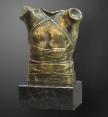 Igor Mitoraj, Pancerz, 1978, brąz patynowany, kamień