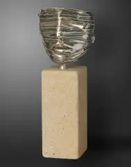 Igor Mitoraj, Głowa w draperii, 1977, brąz srebrzony, podstawa kamienna