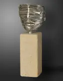 Igor Mitoraj, Głowa w draperii, 1977, brąz srebrzony, podstawa kamienna