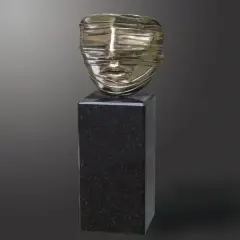 Igor Mitoraj, Głowa w draperii, 1977, brąz srebrzony, podstawa kamienna